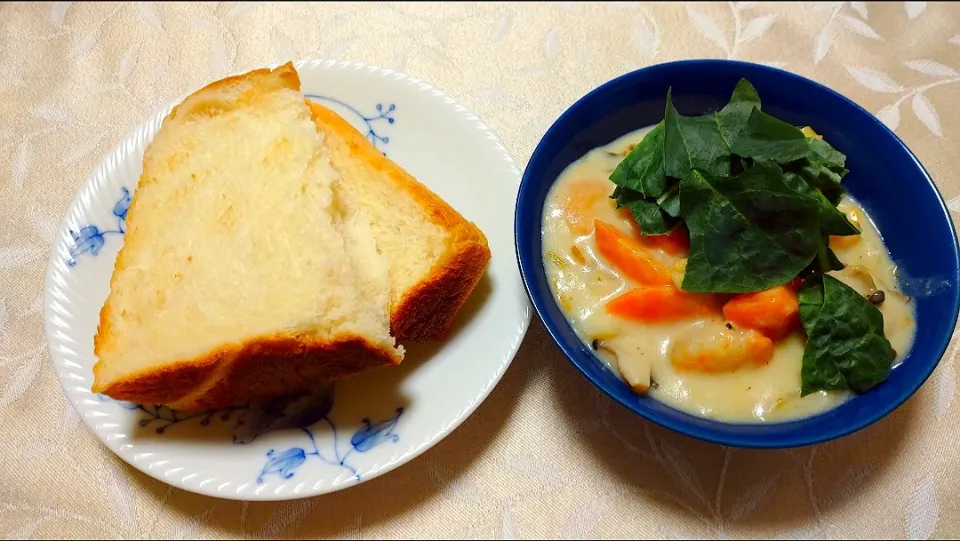 Snapdishの料理写真:9/19の夕食
シーフードシチュー🥄|卯月さん