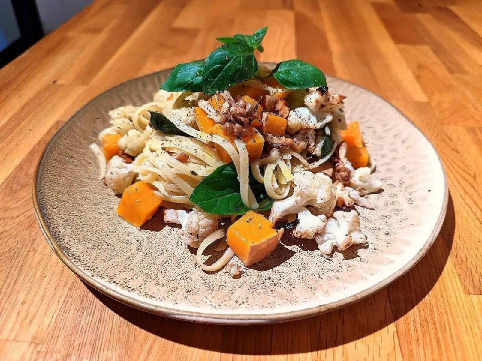 Snapdishの料理写真:Bavette noodles with Pumpkin and Walnut|De Koさん