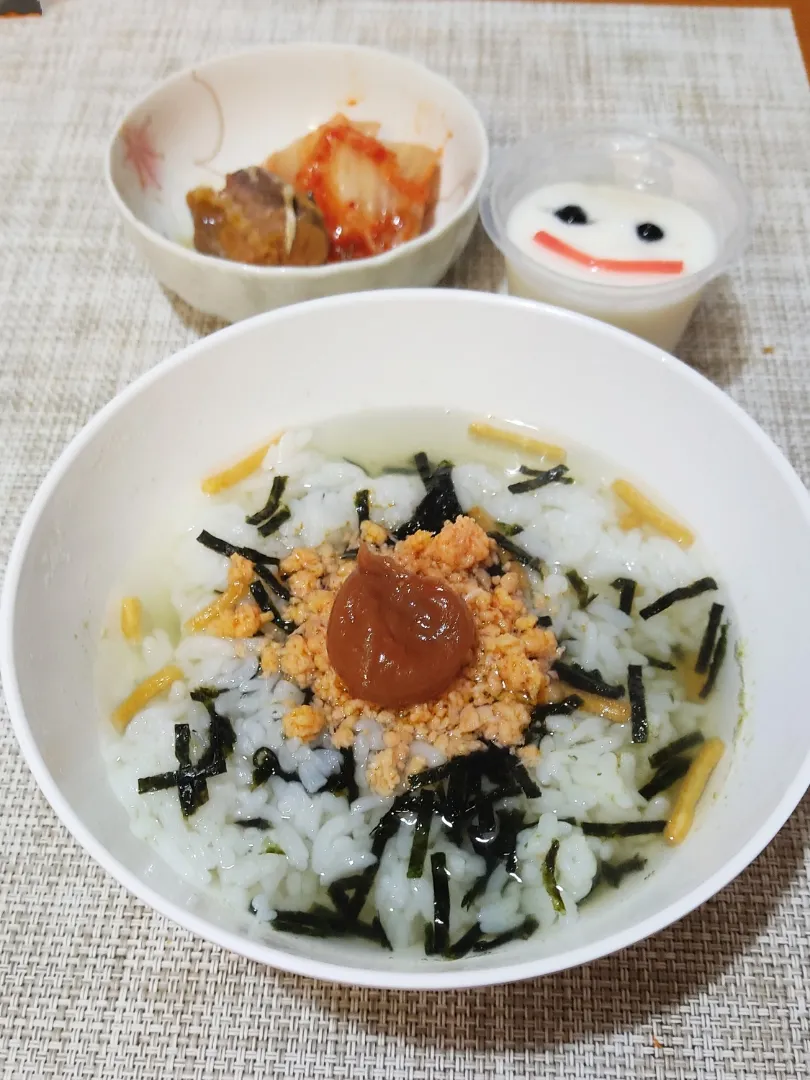 なんだかホッとする梅鮭茶漬け

朝にお茶漬けを食べたくなる時があります。
梅と鮭をのせれば、もう朝から豪華な気分。
この食文化は日本だけのようです。
英語だと、rise soaked in green tea。長い。|Rピージャーさん