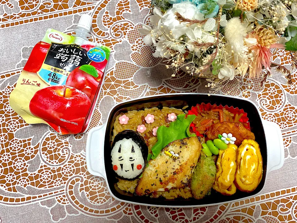 Snapdishの料理写真:2022.9.20はカオナシのミニおにぎり入り牛ごぼう混ぜ弁当🍀|makoさん