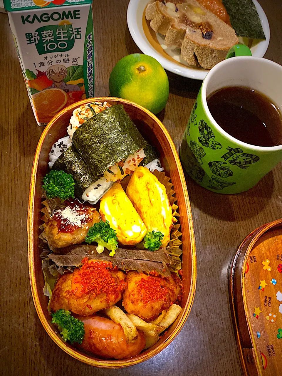 お弁当🍱　おむすび　鰹ふりかけ　胡麻塩　焼き海苔　出し巻き卵　ハンバーグ　バーベキューソース　ローストビーフ　蒸しブロッコリー　フライドチキン　オーロラ辛ソース　クリスピーチキンシーズニング　フレンチフライ　ポテトシーズニングコンソメ　ソーセージソテー　みかん　野菜ジュース　麦茶|ch＊K*∀o(^^*)♪さん