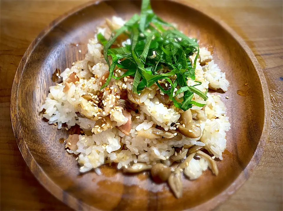 きのことベーコンのガーリック混ぜご飯|名状しがたいゴミムシのようなものさん