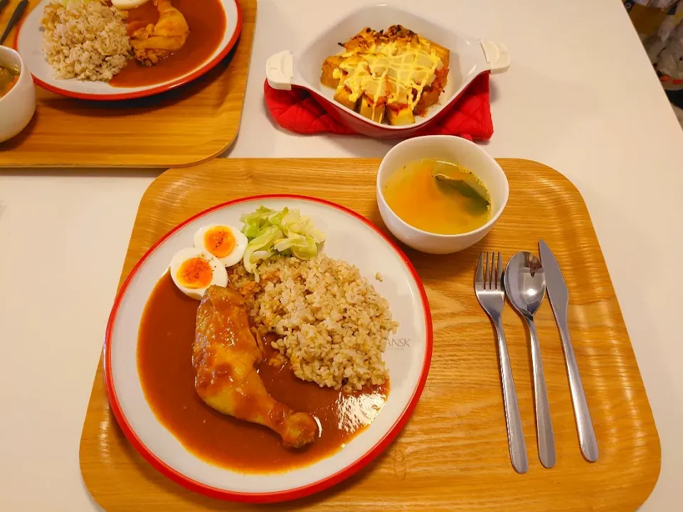 今日の夕食　骨付きカレー(レトルト)、わかめスープ、厚揚げのキムチチーズ焼き|pinknari🐰🌈さん