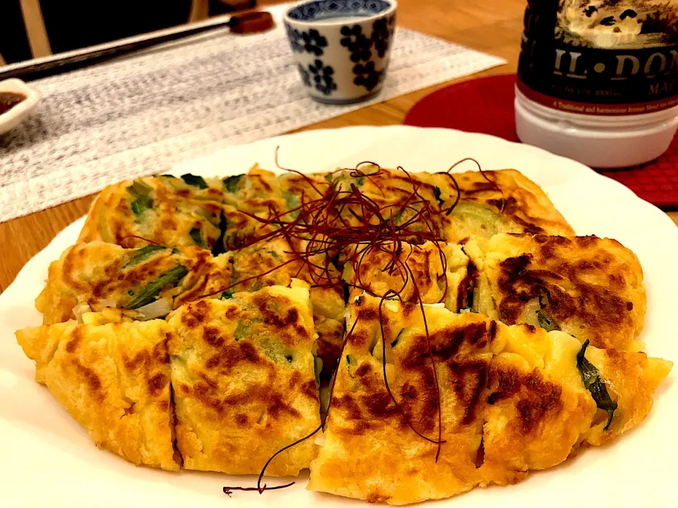 旦那🇰🇷曰く、雨の日はチヂミとマッコリで大人しく家に居るのが定番の過ごし方らしいです🤫 というわけで、今夜は海鮮ニラチヂミと黒豆マッコリで大人しく晩酌🍶　#チヂミ|BUBUさん