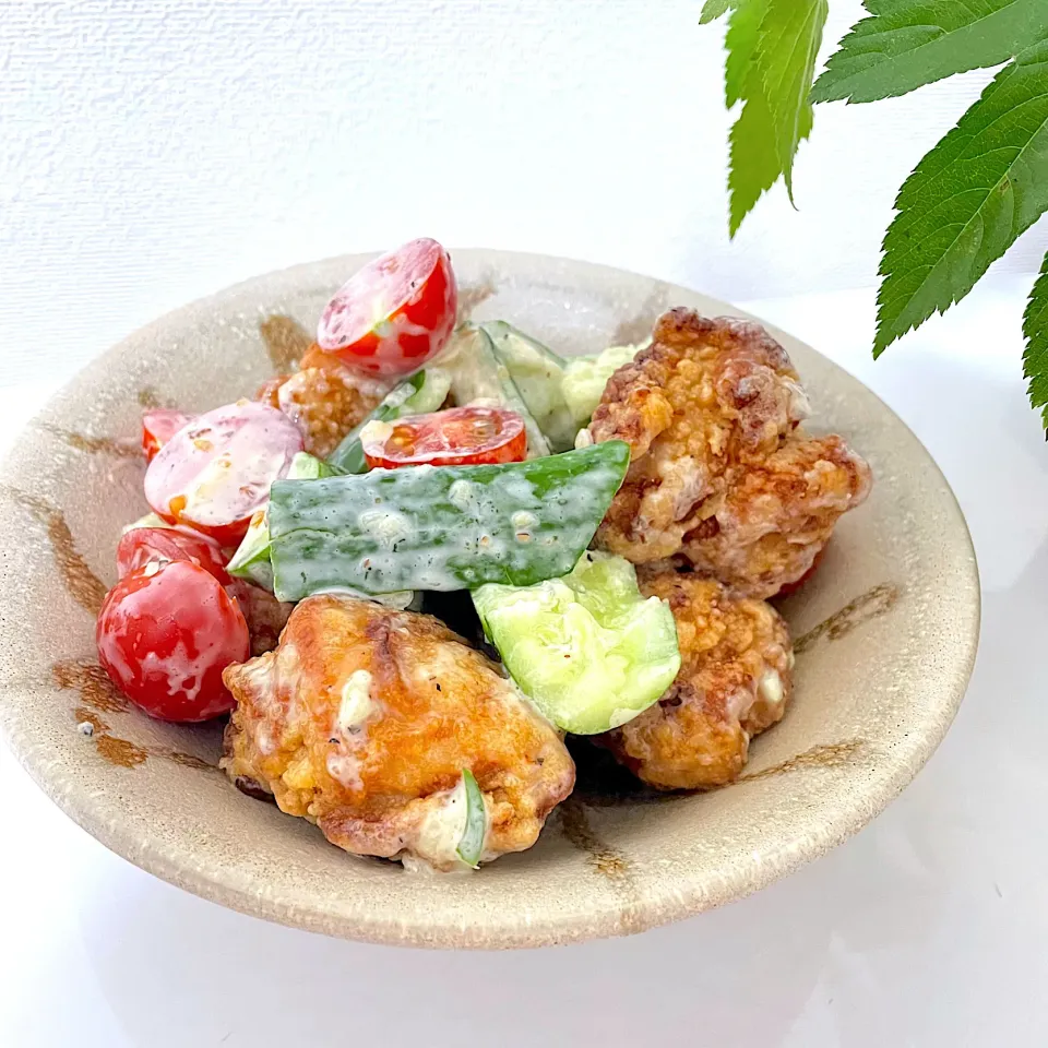 から揚げとたっぷり野菜のガーリックマヨソース🍗🍅🧄|りさこさん