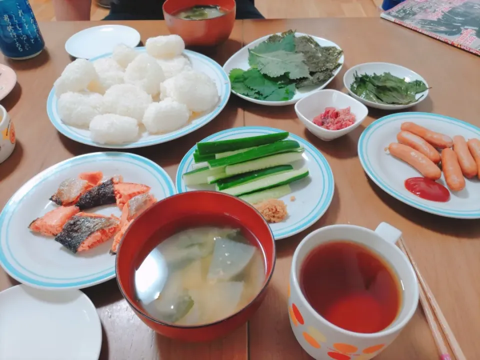 セルフおにぎり
※しそ、しそのニンニク醤油漬け、焼海苔、梅干し、焼鮭、ウインナー、冷凍イカ天、きゅうり
大根とワカメの味噌汁

料理と名乗るのもはばかられますが…
今日は検診の予定でしたが台風で中止。
検診後の外食も無しになり、メニュー考えるのも億劫になり、こんな感じになりました😅|うみママさん