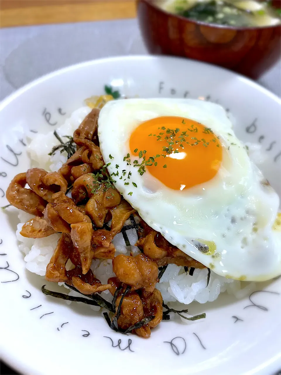 鶏皮の甘酒味噌和え丼×目玉焼き🍳|morimi32さん