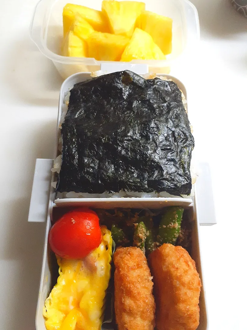 ☆中学生弁当☆海苔弁、いんげんごま和え、豆腐入りチキンナゲット、ウィンナーチーズオムレツ、ミニトマト、パイナップル|ｼｮｺﾗさん