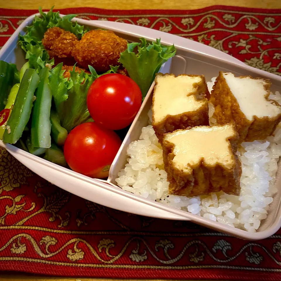 Snapdishの料理写真:鶏のフライと、ピリ辛胡瓜と、プチトマトと、厚揚げのせご飯弁当|もえさん