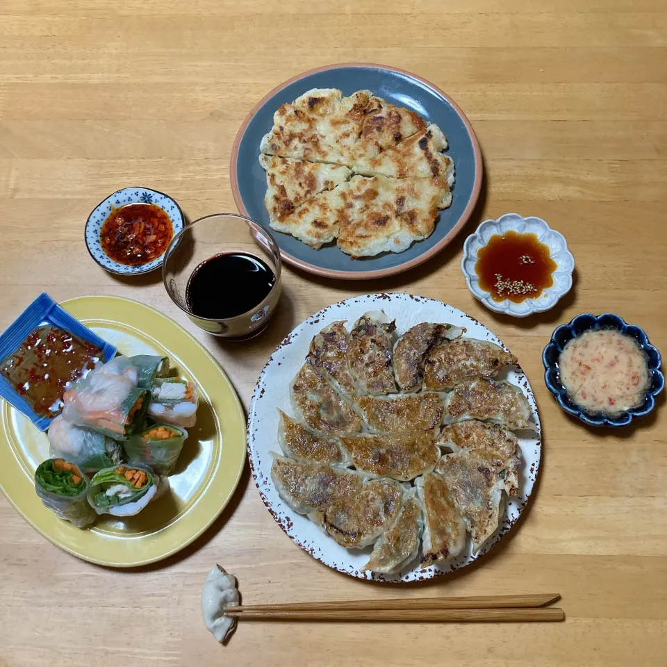 焼き餃子・もちチーズちぢみ　　　　　海老と蒸し鶏の生春巻き🥟🦐|ちゃみこさん