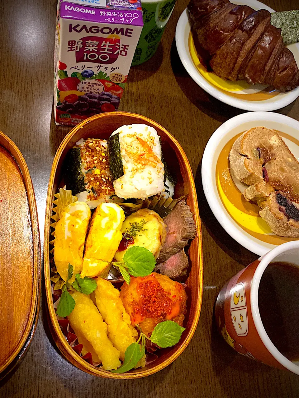 Snapdishの料理写真:お弁当🍱　おむすび　鰹ふりかけ　胡麻塩焼き海苔　出し巻き卵　チーズハンバーグ　ローストビーフ　フライドチキン　オーロラ辛ソース　クリスピーチキンシーズニング　いか天ぷら　みかん　野菜ジュース　麦茶|ch＊K*∀o(^^*)♪さん