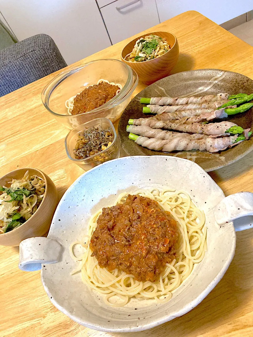 大豆のミンチでミートソース🤍アスパラ豚バラ巻き🤍キャベツと塩昆布のマリネ🤍ジャコとナッツの蜂蜜がらめ|さくたえさん