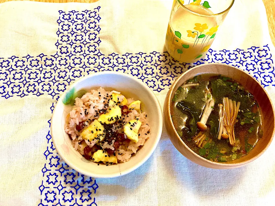 栗🌰ご飯、茶エノキとわかめのスープ、バナナりんご蜜柑と甘酒のスムージー😊|さくたえさん