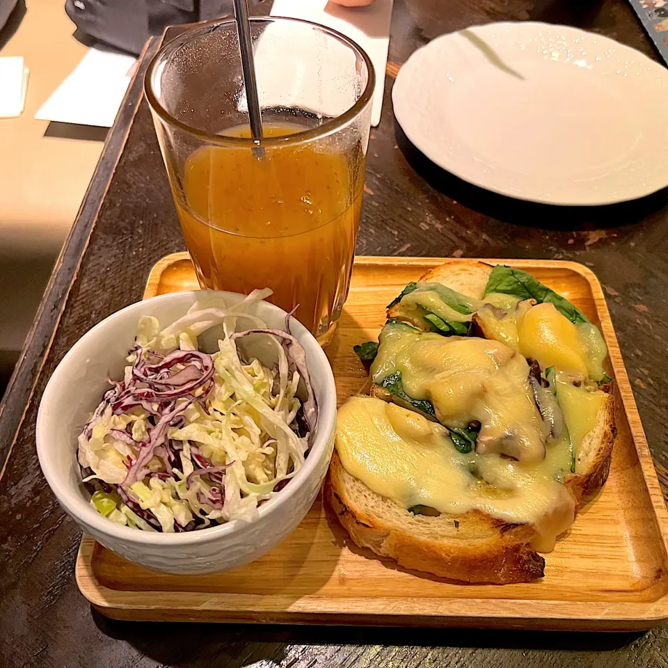 Sourdough toast with mushrooms, spinach, Gouda cheese with green apple salad|skyblueさん