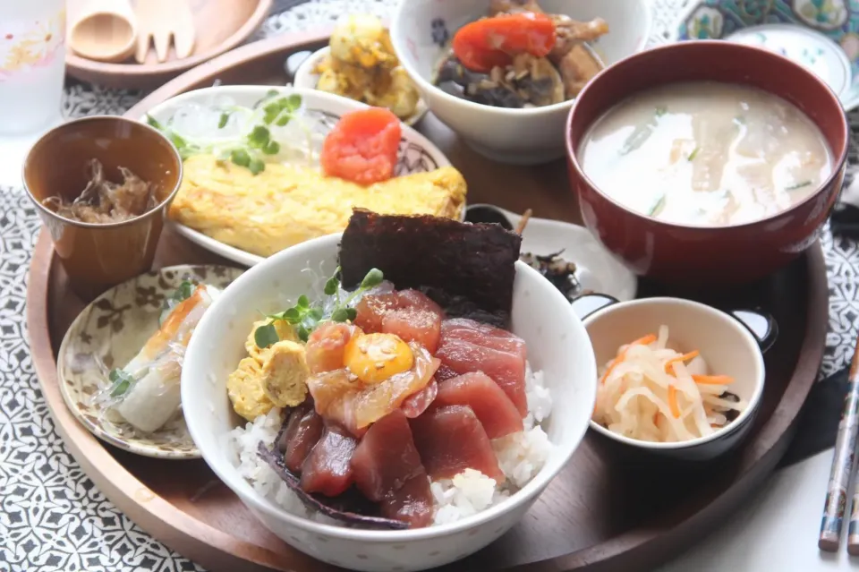 こどもの食育時間『鉄火丼 鯛の薄造りのせ関西本場の粕汁こども定食』【公式】料理研究家　指宿さゆり|【公式】料理研究家　指宿さゆり≫ｽﾀｼﾞｵ（ｽﾀｯﾌ運営）さん