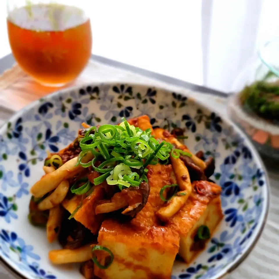 いなばの唐辛子ツナ缶で
キノコと厚揚げのピリ辛炒め🌶️🌶️|みるくここあさん