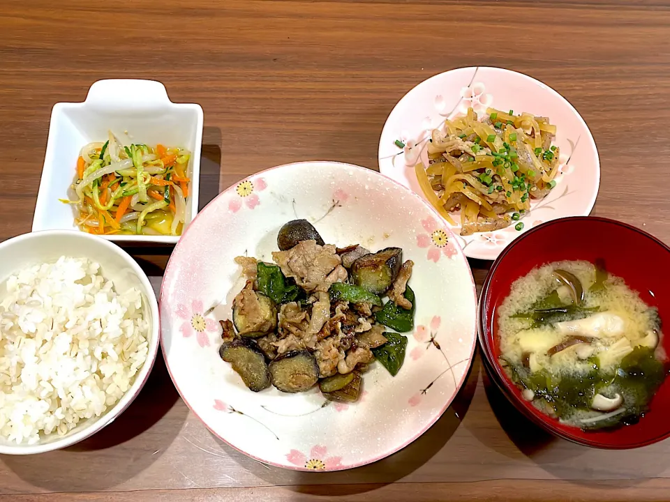 なすピーマンと豚肉の味噌炒め　きのことわかめの味噌汁　大根と蒟蒻のきんぴら　もやしの中華和え|おさむん17さん