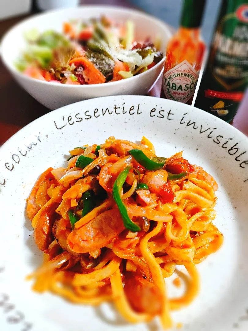 業務スーパーの激安平めんパスタのナポリタンスパゲティとスモークサーモンサラダ、なかなかしっかりした物になりました。|mikeyさん