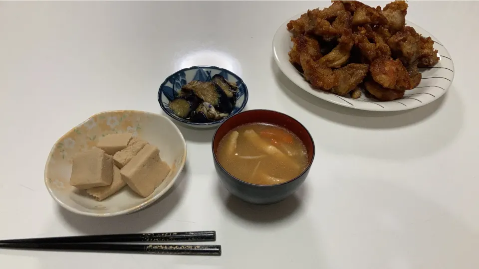 晩御飯(^^)☆唐揚げ☆揚げ茄子ときのこの中華和え☆高野豆腐の炊いたん☆みそ汁（大根、人参、えのき、揚げ）|Saharaさん