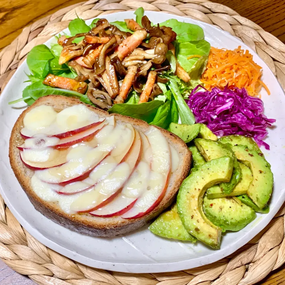 りんごとモッツァレラのはちみつトースト、スパイス焼きアボカド|むむさん