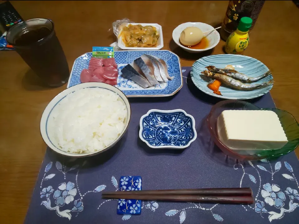 Snapdishの料理写真:めばちまぐろのぶつ切り&しめさば&お惣菜の焼魚セット(夕飯)|enarinさん