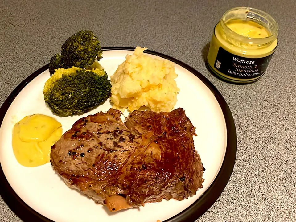 Snapdishの料理写真:Great American Steak & Potato: Pan-Seared Rib-Eye Steak with Béarnaise sauce. Mashed Potato & Broccoli|270w178bさん