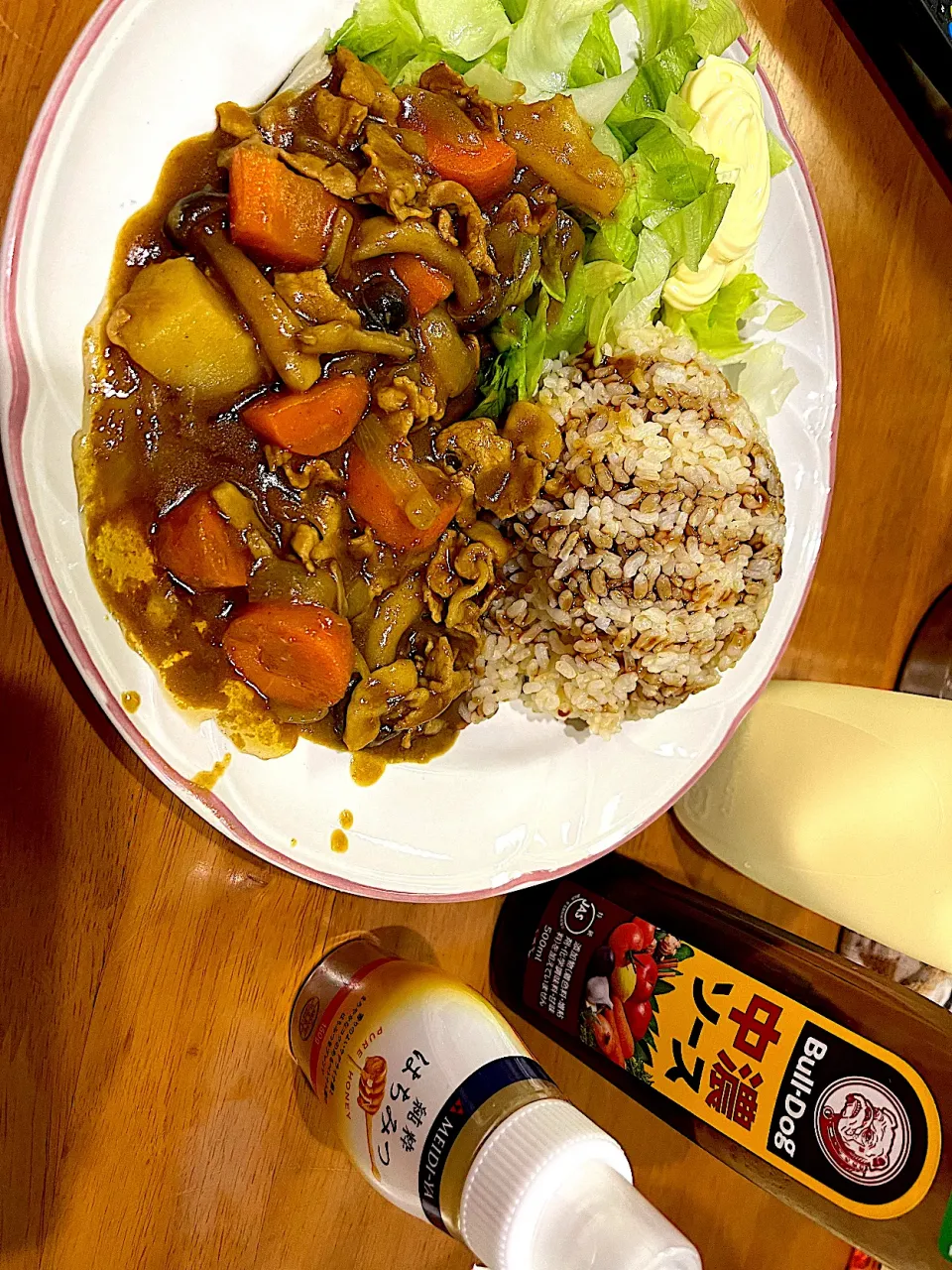 ソースはご飯の方にハチミツはカレーの方にマヨはレタスの方にかける派です #夕飯　ポークたっぷりロウカット玄米カレーライスレタス添え|ms903さん