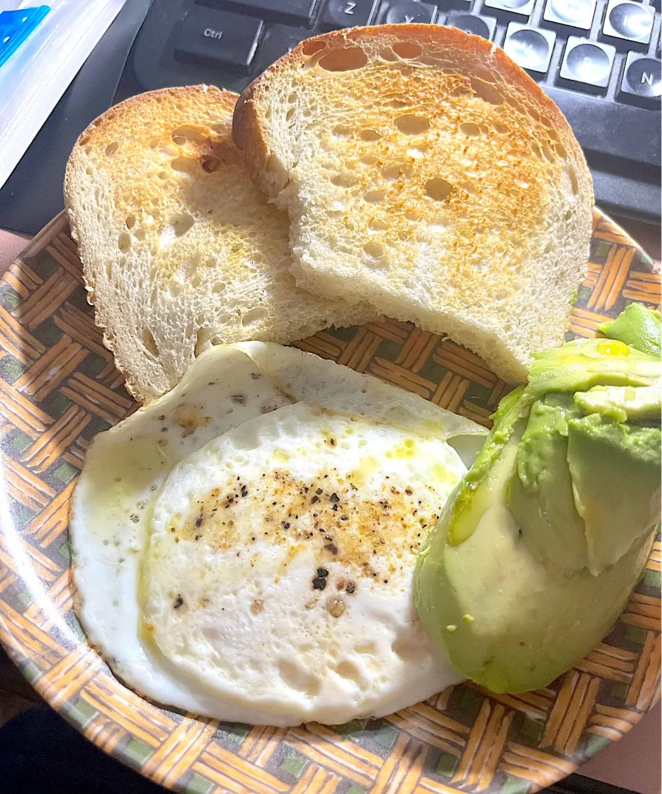 Breakfast- 🍳🥑🍞 egg, toast, avocado|🌺IAnneさん