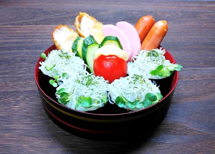 お弁当🎶
✾しらすと青海苔の巻き寿司
✾鶏のチーズフライ
✾ウインナー
✾大根の桜漬け
✾胡瓜の浅漬け|ayaさん