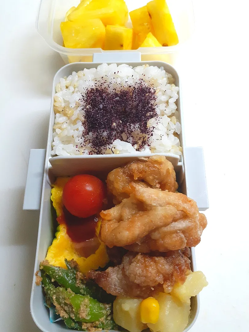 ☆中学生弁当☆玄米入りゆかりごはん、じゃがいもコーンバター炒め、ウィンナーチーズオムレツ、いんげんごま和え、唐揚げ、ミニトマト、パイナップル|ｼｮｺﾗさん