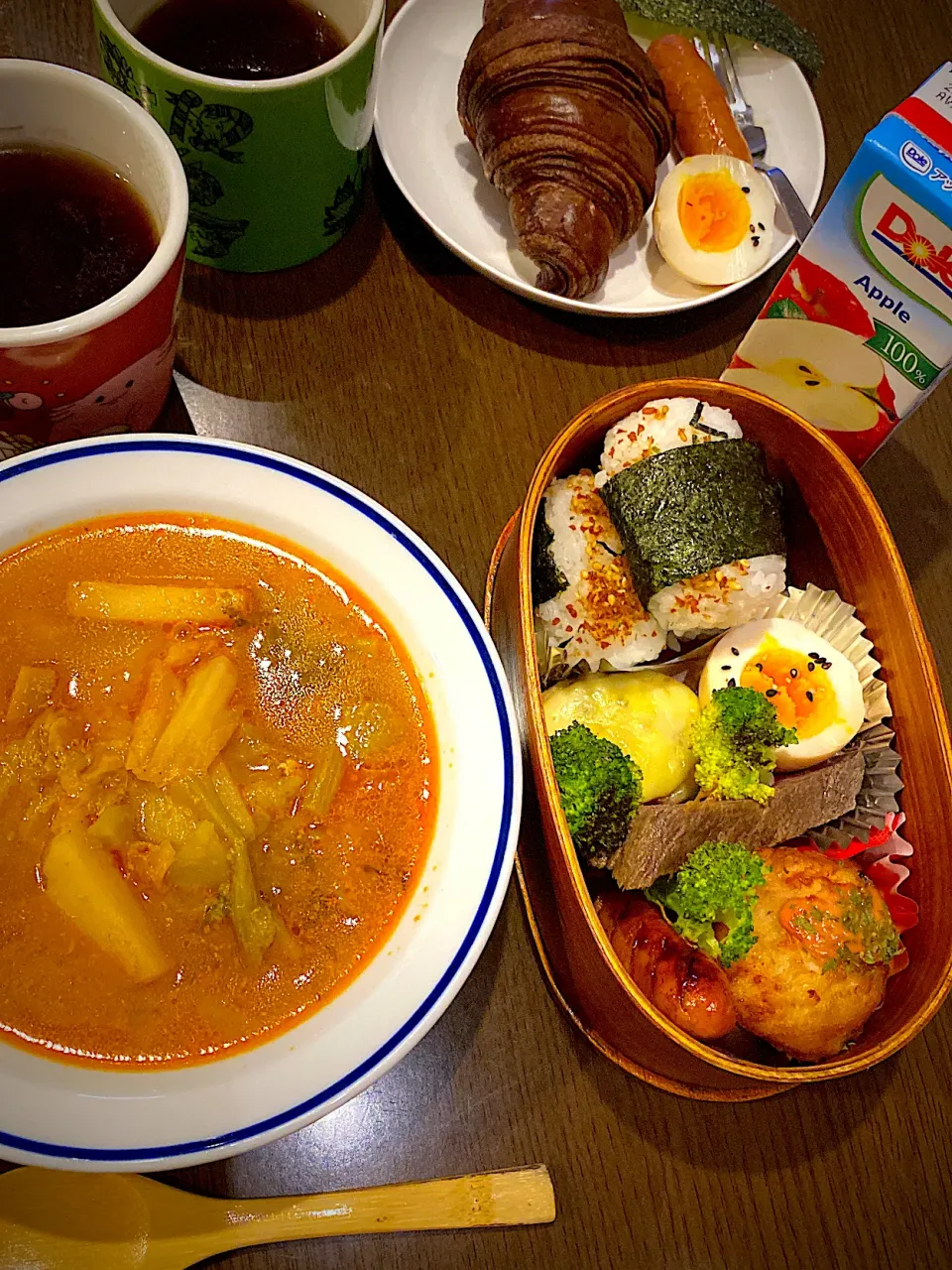 お弁当🍱　おむすび　鰹ふりかけ　焼き海苔　煮卵　チーズハンバーグ　ローストビーフ　焼きブロッコリー　フライドチキン　オーロラ辛ソース　ソーセージソテー　りんごジュース　麦茶　胡麻味噌坦々スープ　ココアクロワッサン　コーヒー|ch＊K*∀o(^^*)♪さん