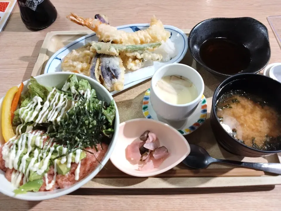 Snapdishの料理写真:ねぎとろアボカド丼と天麩羅セット|karyou bingaさん