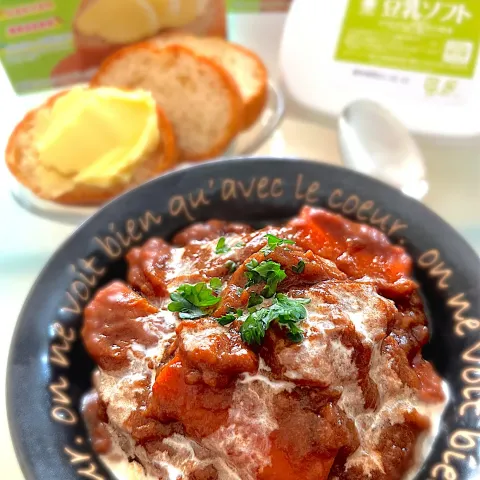 「豆乳ソフト　コク広がるバター風味150ｇ」を使ってみたSnapdishの料理・レシピ写真:お肉トロトロ濃厚ビーフシチューと豆乳ソフトバケット🥖♡