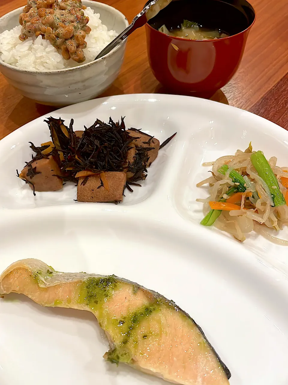 鮭バジルソース　ひじきと高野豆腐の煮物　ナムル　味噌汁　納豆ご飯|とゆあさん