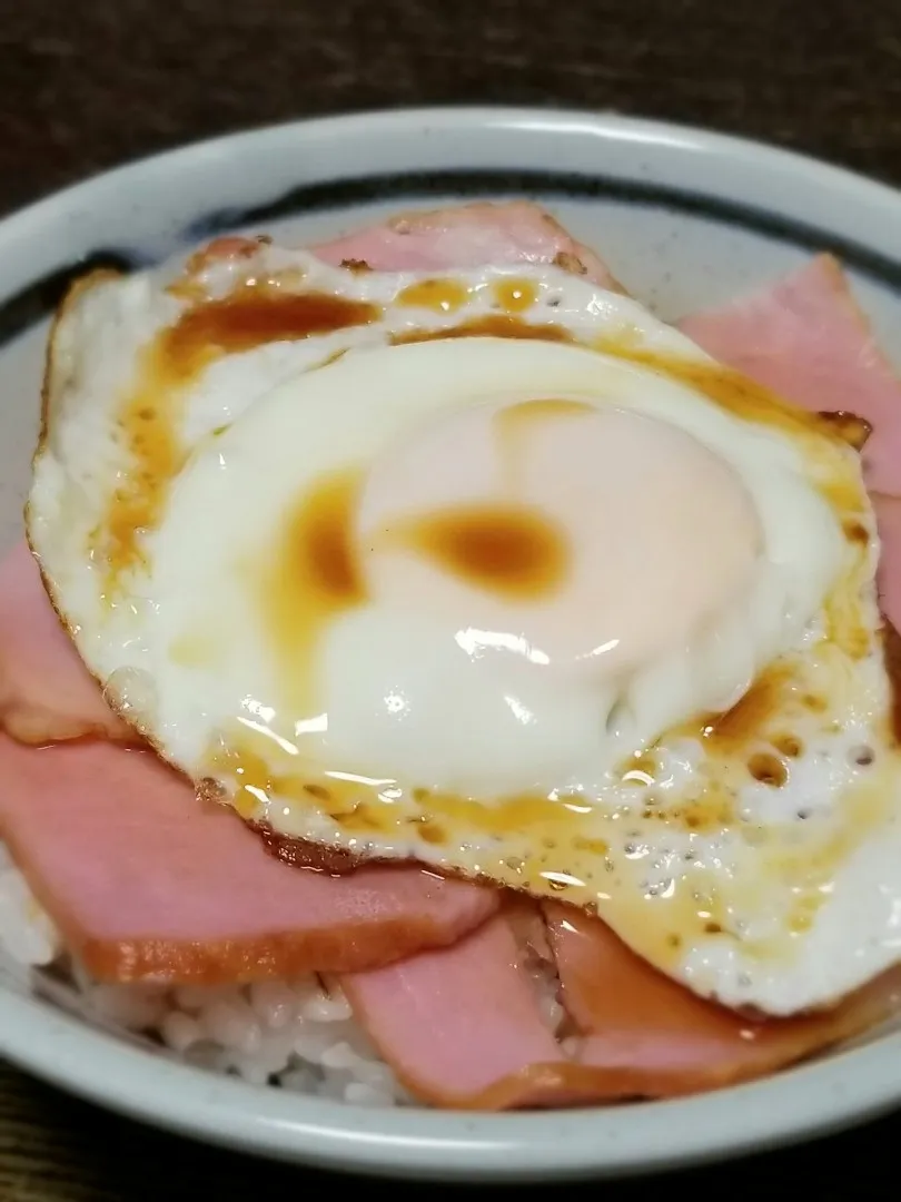 パパ作👨ベーコンエッグ丼|ぱんだのままんさん