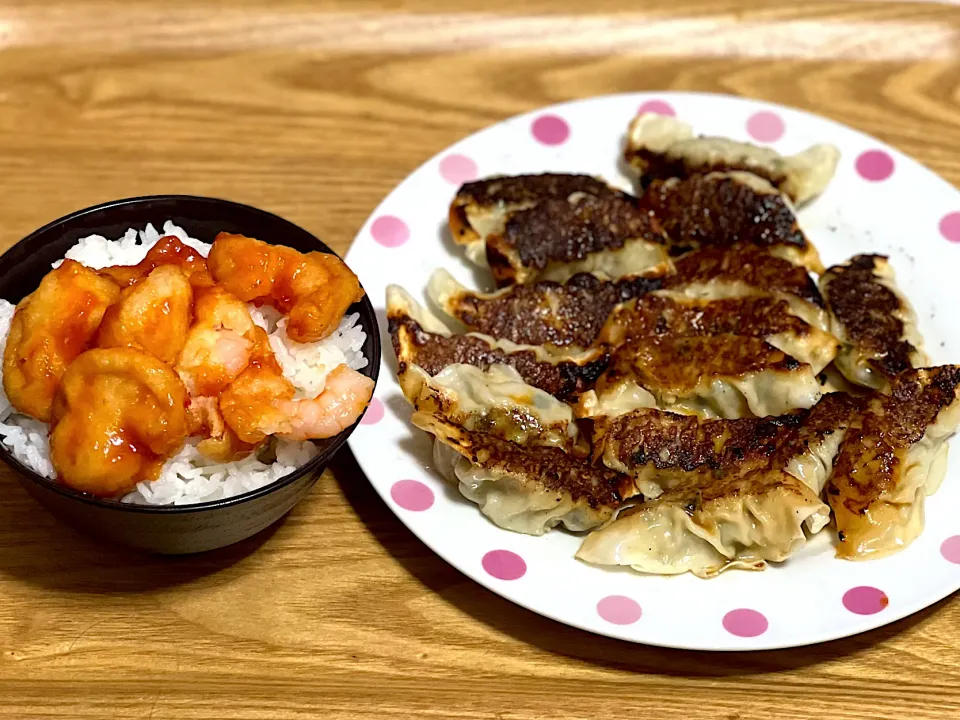 Snapdishの料理写真:☆エビチリ丼 ☆餃子|まぁたんさん