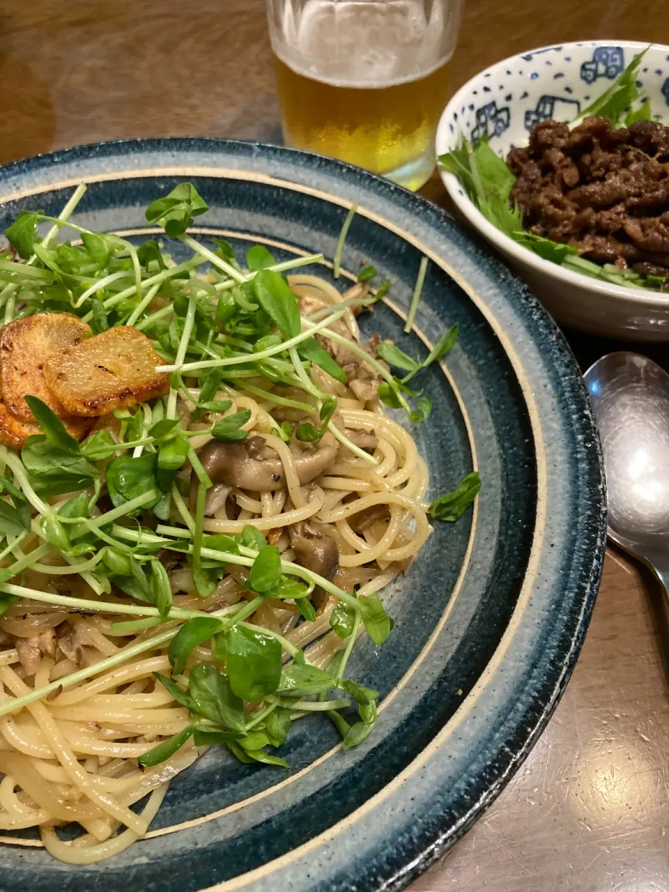 Snapdishの料理写真:オイルサーディンと舞茸のパスタ豆苗のっけ🙂ミートサラダ添え🍴|洋子さん