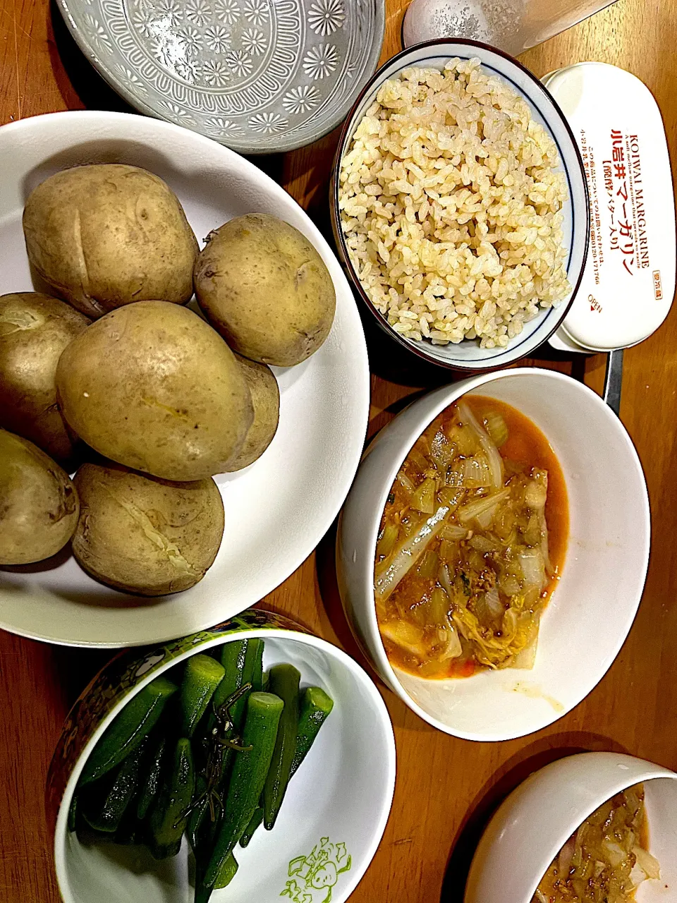 あればあるだけ食べられちゃうシリーズ、じゃがいも #夕飯　ロウカット玄米ご飯、じゃがいも(塩、バター)、麻婆白菜、オクラ漬物|ms903さん