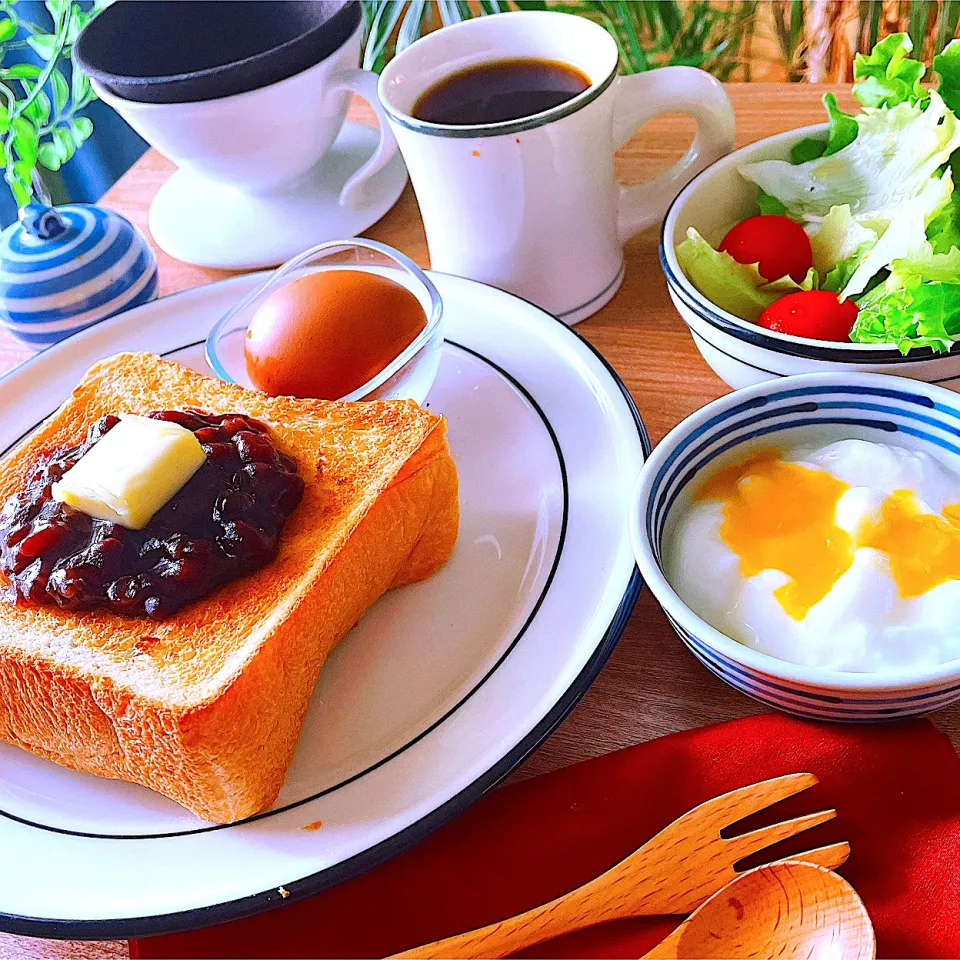 Snapdishの料理写真:名古屋風モーニングは如何ですか😊　　　☕️ホットコーヒーと🥪🥗小倉トーストセット|Sの食卓さん