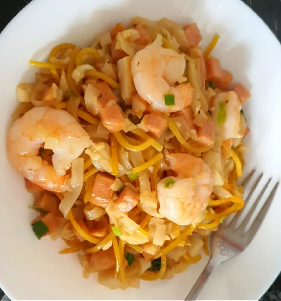 Stir fry kueh teow noodles with prawns luncheon meat fishcake spring onion black pepper 😋😜|🌷lynnlicious🌷さん