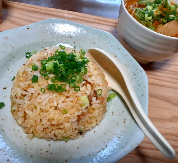 休日ランチ🍴
　先日の焼豚でチャーハン|びせんさん