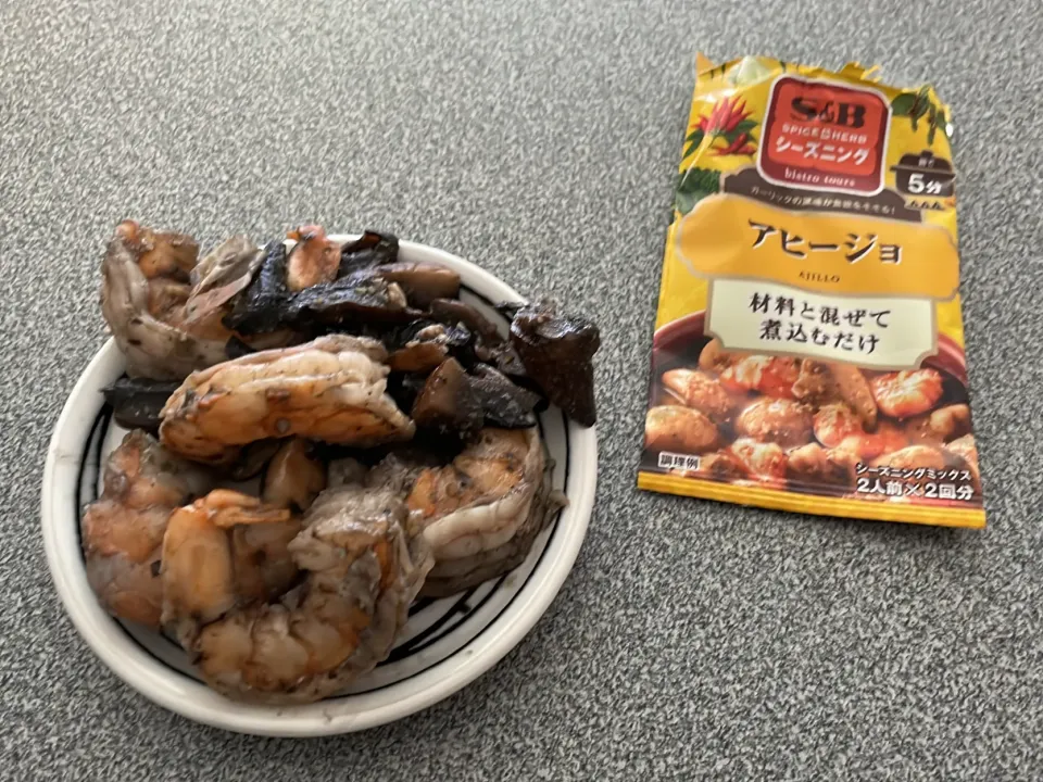 アヒージョ (Español 風Gambas al Ajillo - prawns cooked in a garlic and hot paprika oil)|270w178bさん