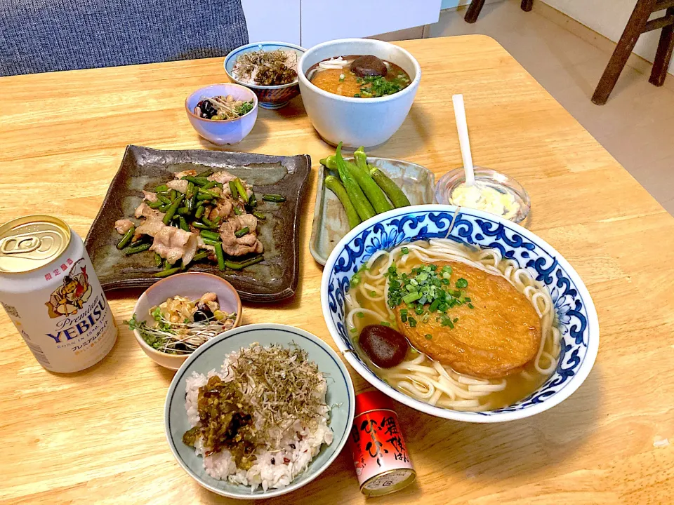 まる天うどん、豚バラとニンニクの茎の炒め物、茹でオクラ(酒粕マヨネーズ)、お豆のサラダ、ご飯(とろろ昆布じゃこ、ピーマン味噌)、恵比寿🍺|さくたえさん