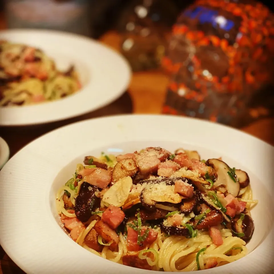 Dinner ! Dinner ! Dinner ! 
Spaghetti Pasta Cooked in Butter  Sauce ,Chopped Chives with Fresh Garlic , Mushrooms & Smoked Bacon topped with Parmesan Cheese 🧀 |Emanuel Hayashiさん