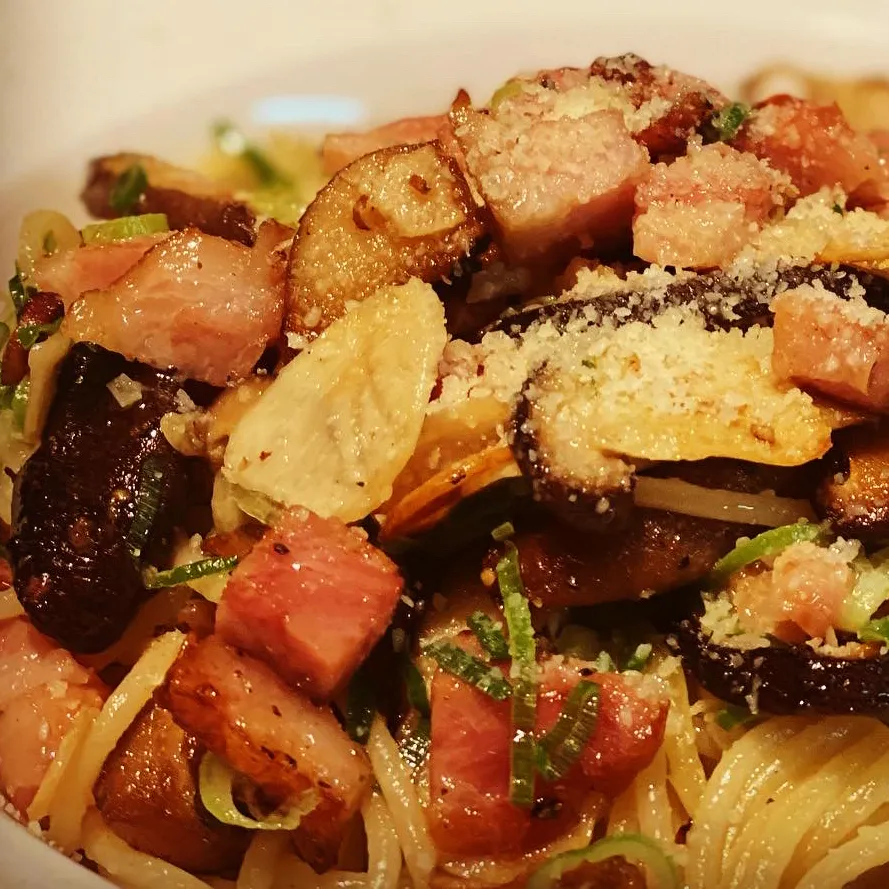 Snapdishの料理写真:Dinner ! Dinner ! Dinner ! 
Spaghetti Pasta Cooked in Butter  Sauce ,Chopped Chives with Fresh Garlic , Mushrooms & Smoked Bacon topped with Parmesan Cheese 🧀 |Emanuel Hayashiさん