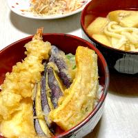 野菜天ぷら丼、うどん、サラダ