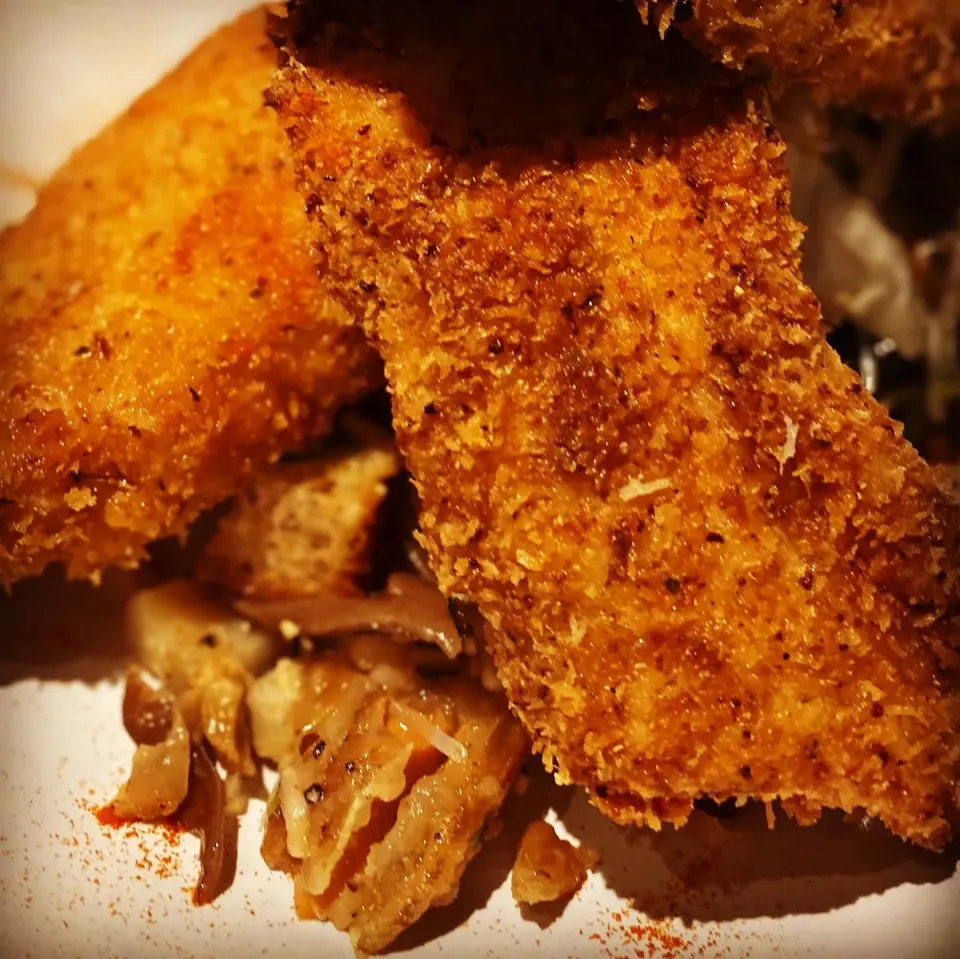 Cajun Style  lightly Breaded  
(Pangasius ) Shark Catfish from Sea Asia laid on top of a seafood Cabbage Slaw with onion vinegarette and Garlic Toast 
#catfish |Emanuel Hayashiさん