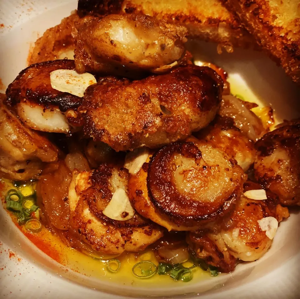 Lunch ! Lunch ! 
Pan Seared Fresh Oysters 🦪 & Fresh Scallops laid on top of fried onions in Garlic & Butter with Garlic Toast 
#oyster #scallops #homecooking #|Emanuel Hayashiさん