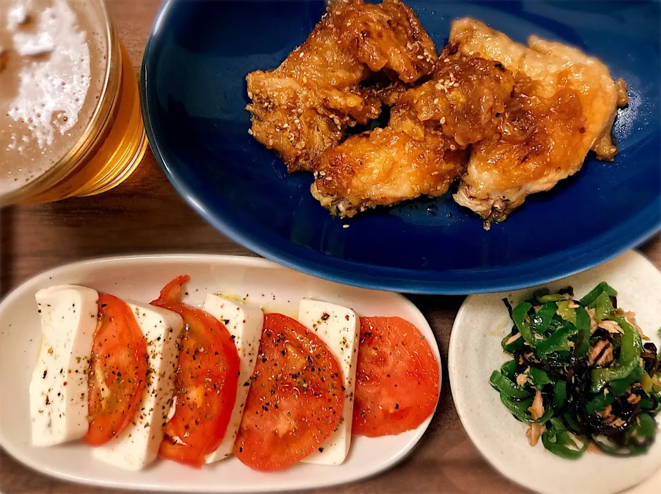 Snapdishの料理写真:今日のおうち居酒屋セット🍺料理に使える絹とトマトのカプレーゼ風🍅ピーマンとツナの塩昆布和え🫑昨日の手羽先🍗|gunlove❤さん