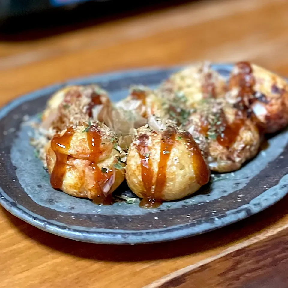 Snapdishの料理写真:たこ焼き 🐙 大阪の家庭には必ずたこ焼き器がありますねん！もちろんひっくり返すキリもあるんやで(๑˃̵ᴗ˂̵)و|みかりんさん